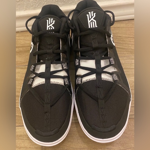 NWOT Nike Kyrie Flytrap6  Size 9
DM1125-001 - Picture 2 of 12